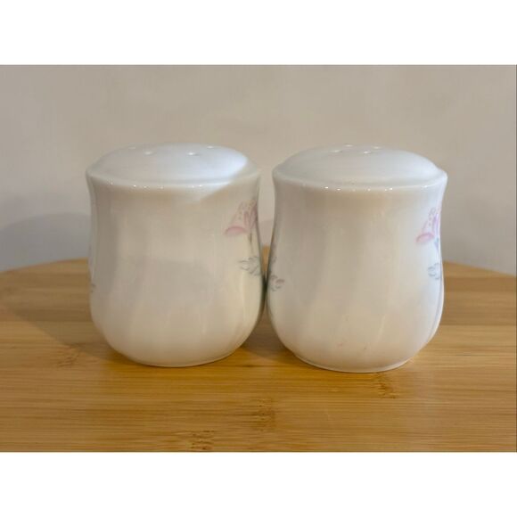 Vintage Corelle Pink Trio salt and pepper shakers - Picture 5 of 9